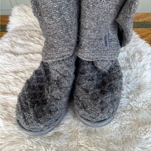 UGG Sweater Boots size 9 excellent condition. So cute for cozy comfort.